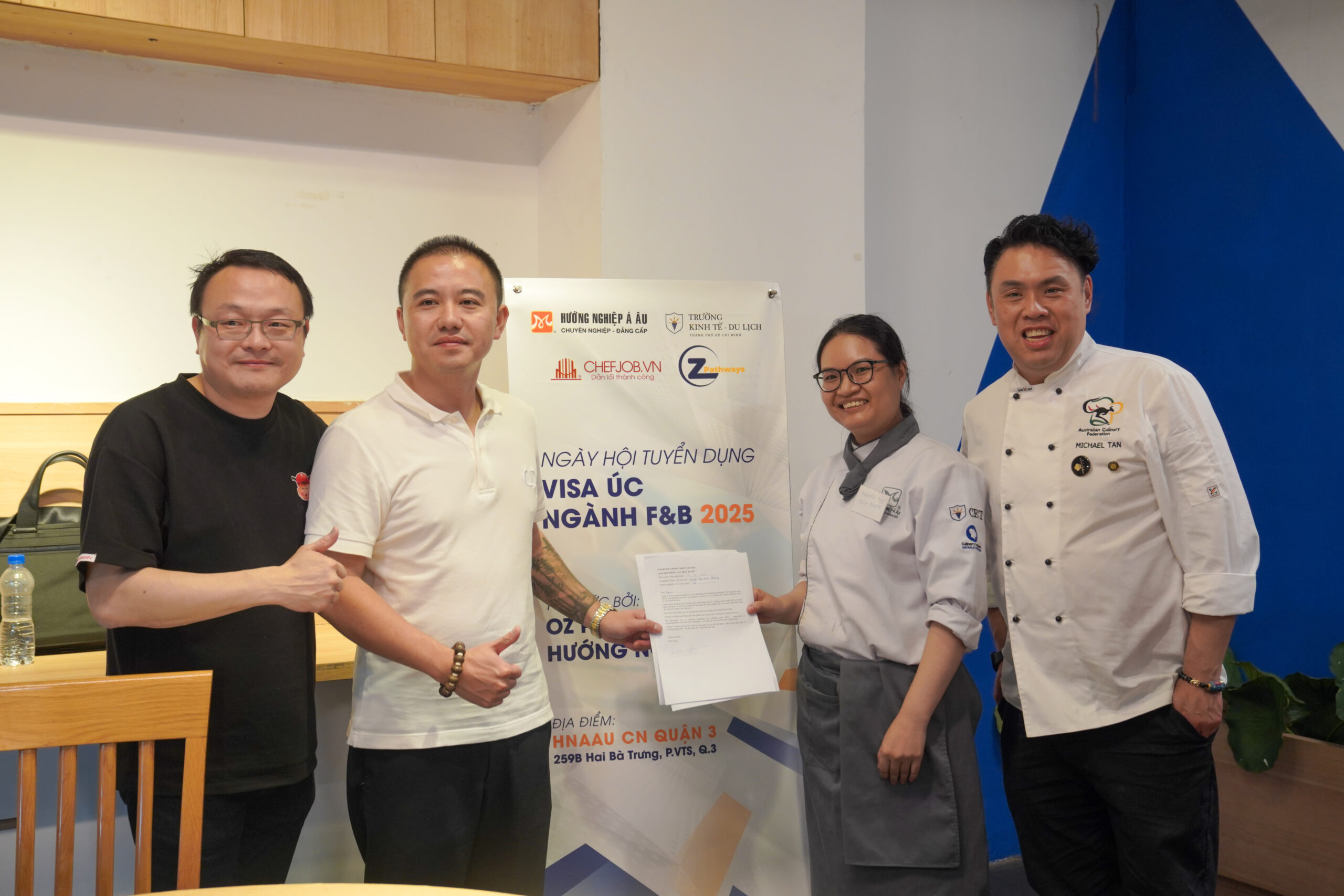 Đại diện chuỗi nhà hàng David’s Master Pot trao thư mời làm việc cho ứng viên.