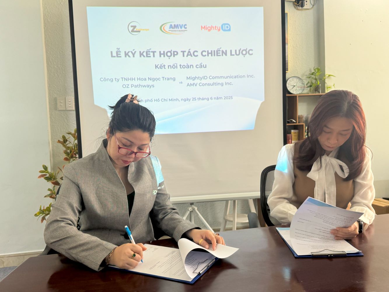 Lễ ký kết hợp tác thúc đẩy chuyển đổi số trong giáo dục và du học quốc tế  1